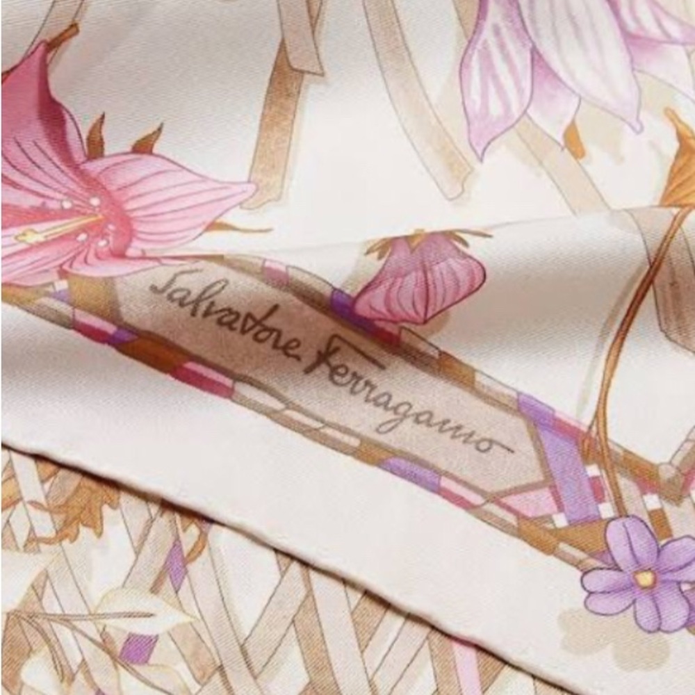 BNWT SALVATORE FERRAGAMO SCARF 🌸